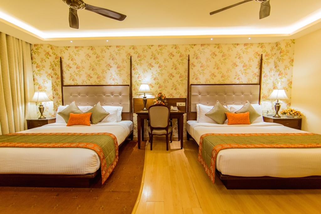 Hotel Clark International Delhi  Exterior foto